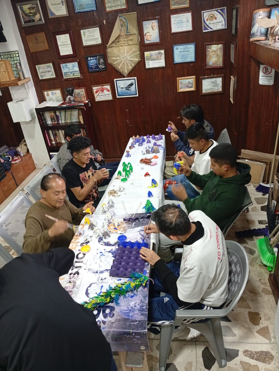 Terapia ocupacional — manualidades en grupo