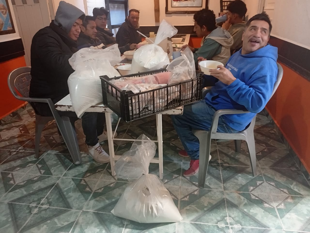 Elaboración comunitaria en el comedor