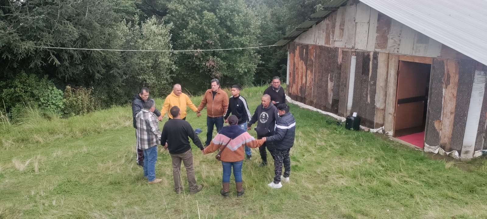 Círculo de oración al aire libre