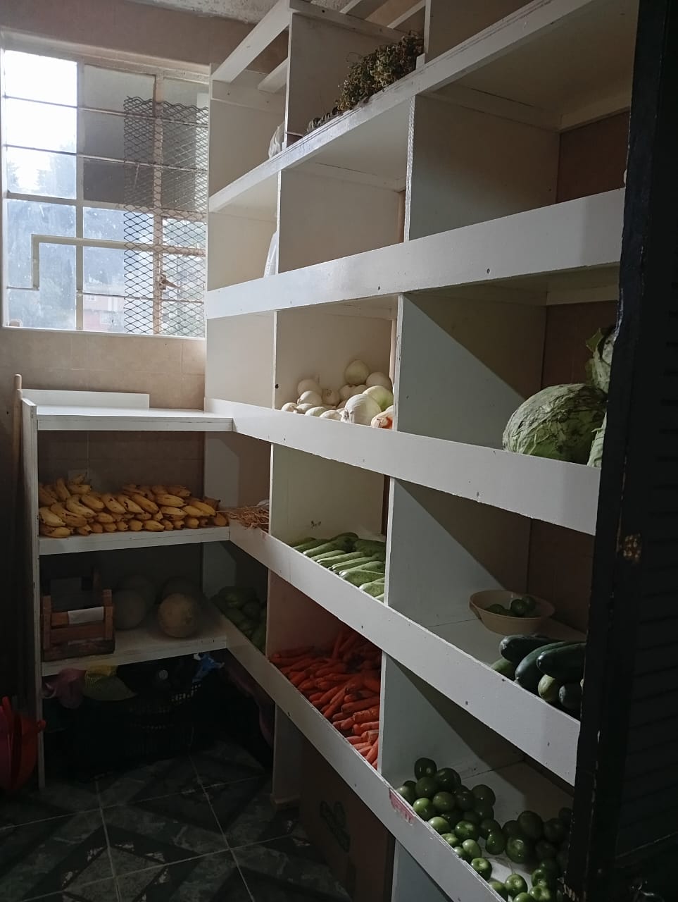 Despensa con frutas y verduras frescas