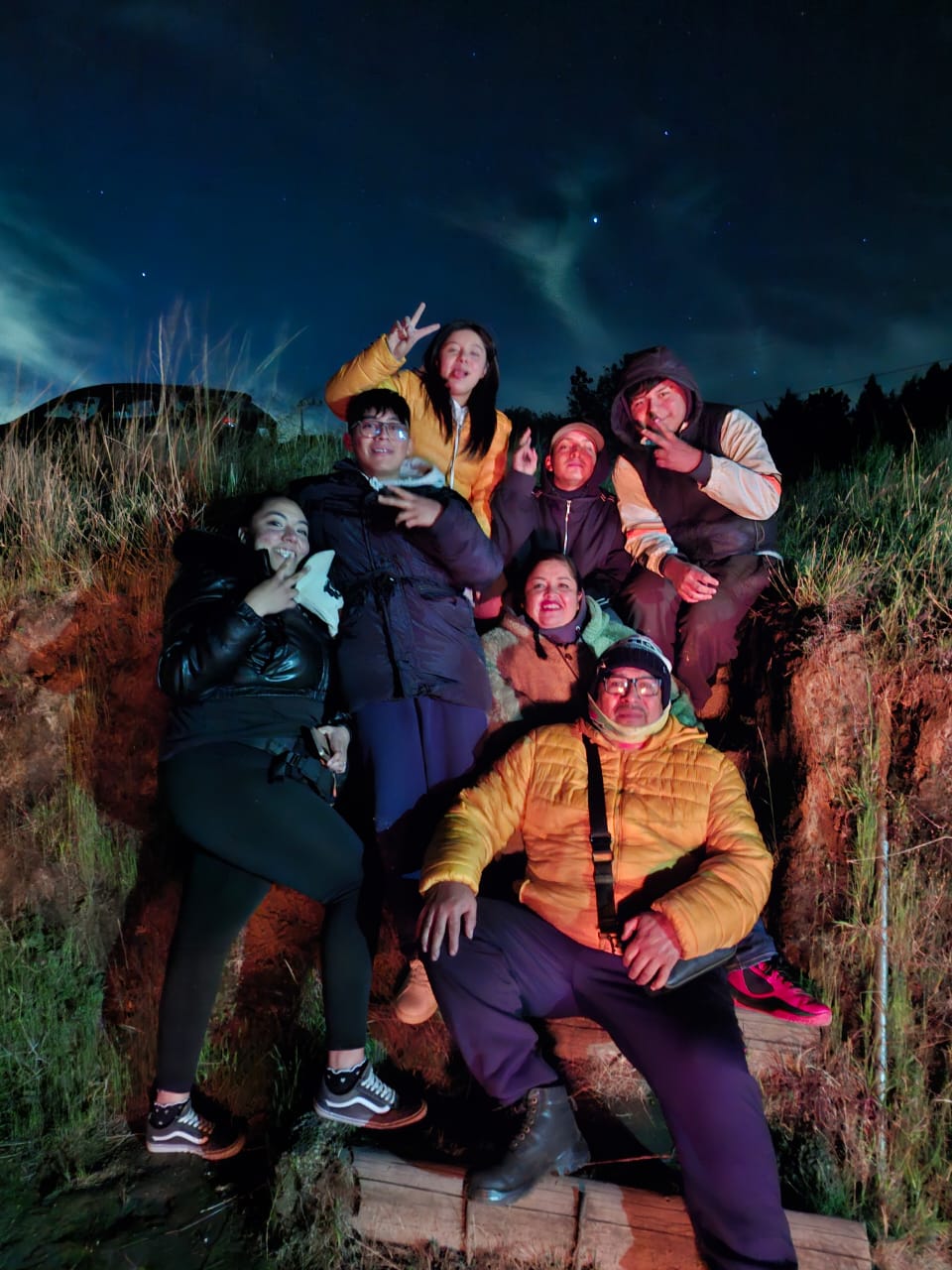 El grupo bajo el cielo estrellado