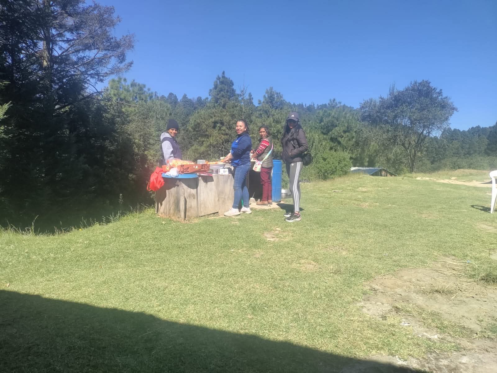 Voluntarias preparando los alimentos